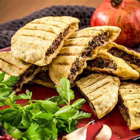 Pita & co - Pita chléb je velmi oblíbenou přílohou zejména v arabské kuchyni. Peče se ve velmi rozehřáté pánvi, což způsobí, že se chléb nafoukne. Proto jej můžete k jídlu nejen přikusovat, můžete ho ale také naplnit. Podává se s tradičními specialitami, jako je například hummus či falafel, zachutná vám ale i k zeleninovému ragú nebo cizrně na […]